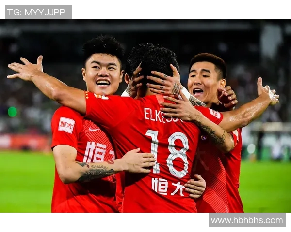 恒大与上港激情对决海报揭示两队巅峰对抗的精彩瞬间与赛场氛围 恒大与上港激情对决海报揭示两队巅峰对抗的精彩瞬间与赛场氛围